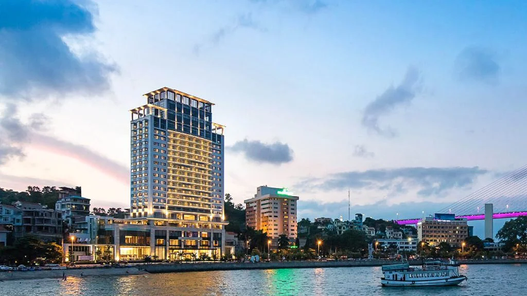 Tong-quan-ve-khach-san-Wyndham-Legend-Ha-Long-–-Bieu-tuong-5-sao-tai-Bai-Chay