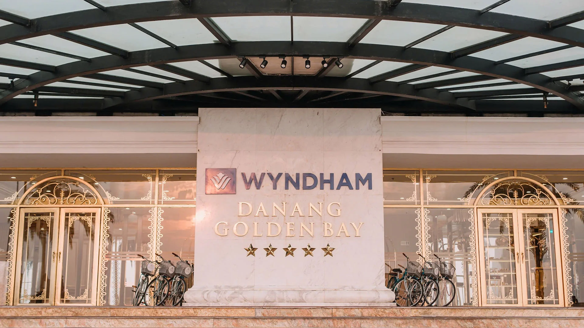 Wyndham Danang Golden Bay: Vị trí, đặc điểm, tiện ích, giá bán các hạng phòng & kinh nghiệm đặt phòng