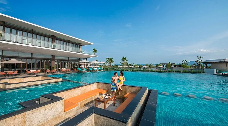 oakwood-ha-long-swimming