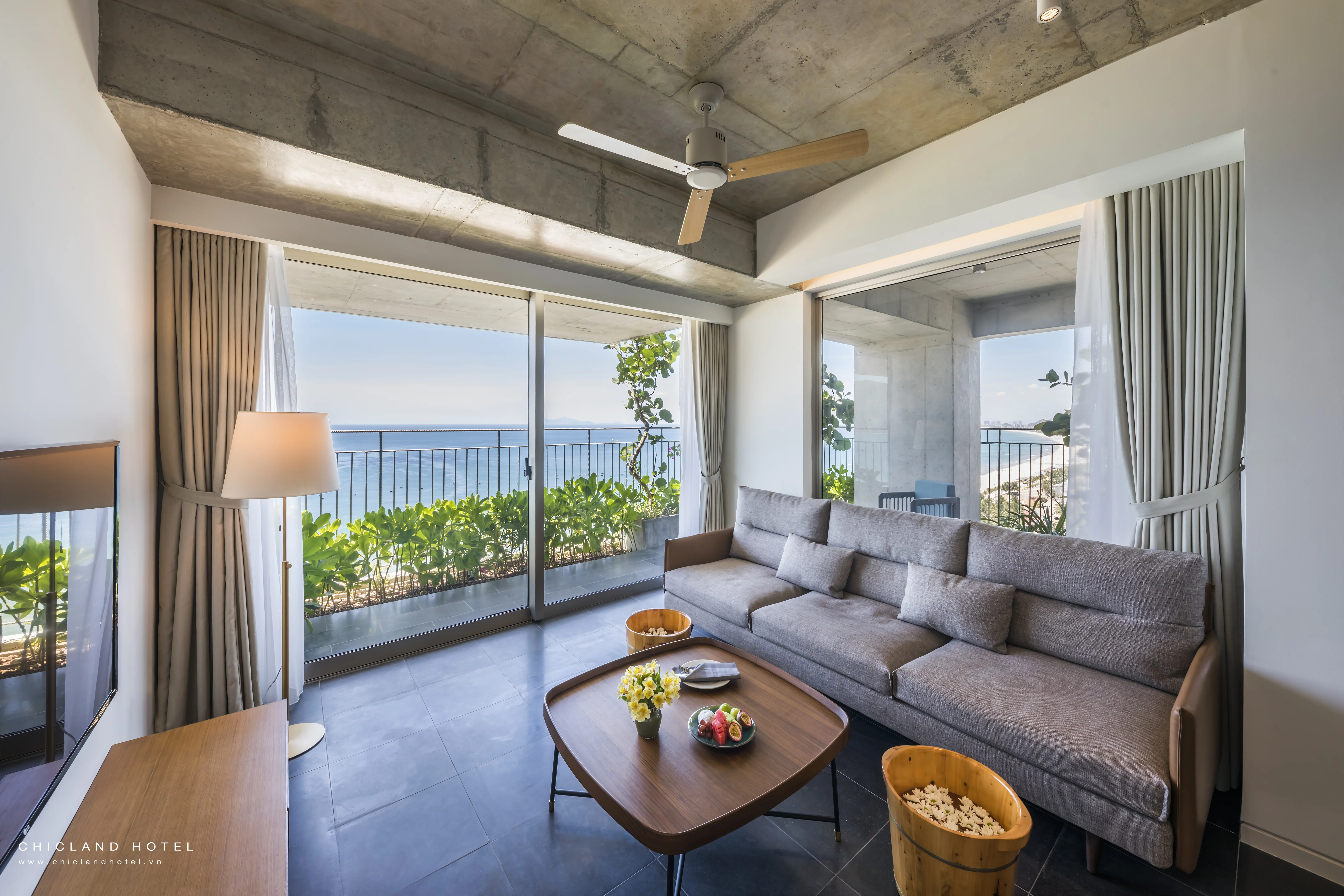 phong-ba-one-bedroom-luxury-ocean-front-with-balcony-2-1