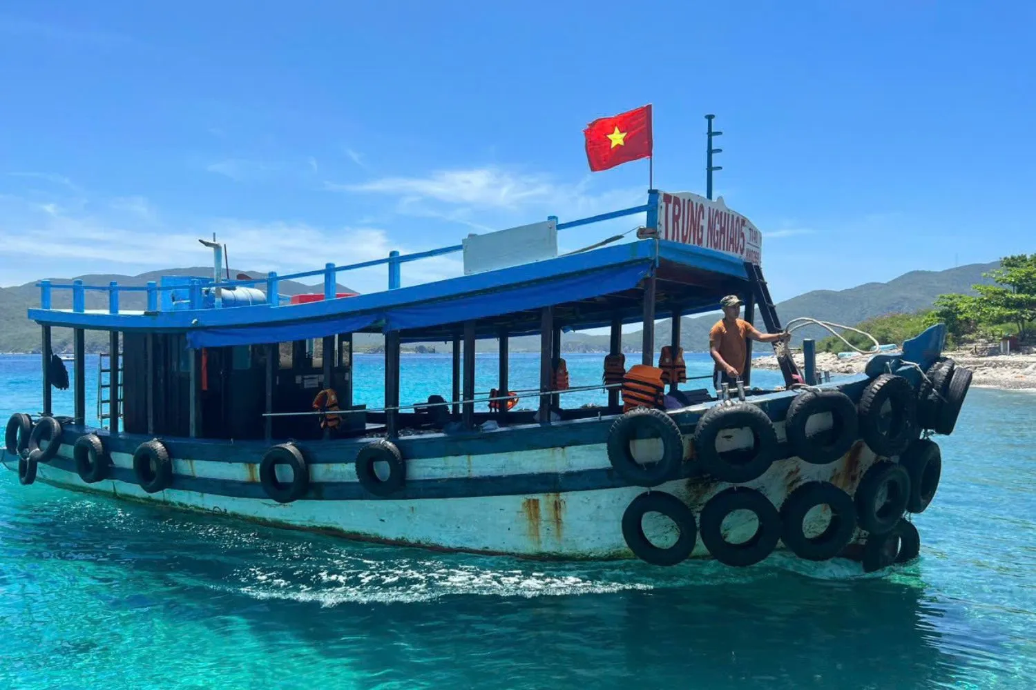 trai-nghiem-tour-dao-nha-trang-bang-tau-go-truyen-thong-mang-lai-cam-giac-gi