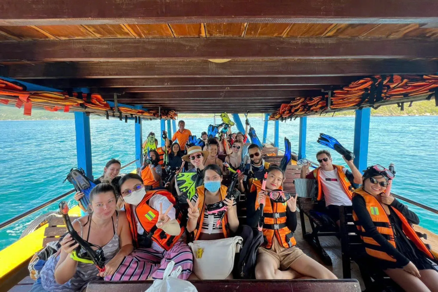 so-sanh-tour-dao-nha-trang-bang-cano-cao-toc-vs-tau-go-3