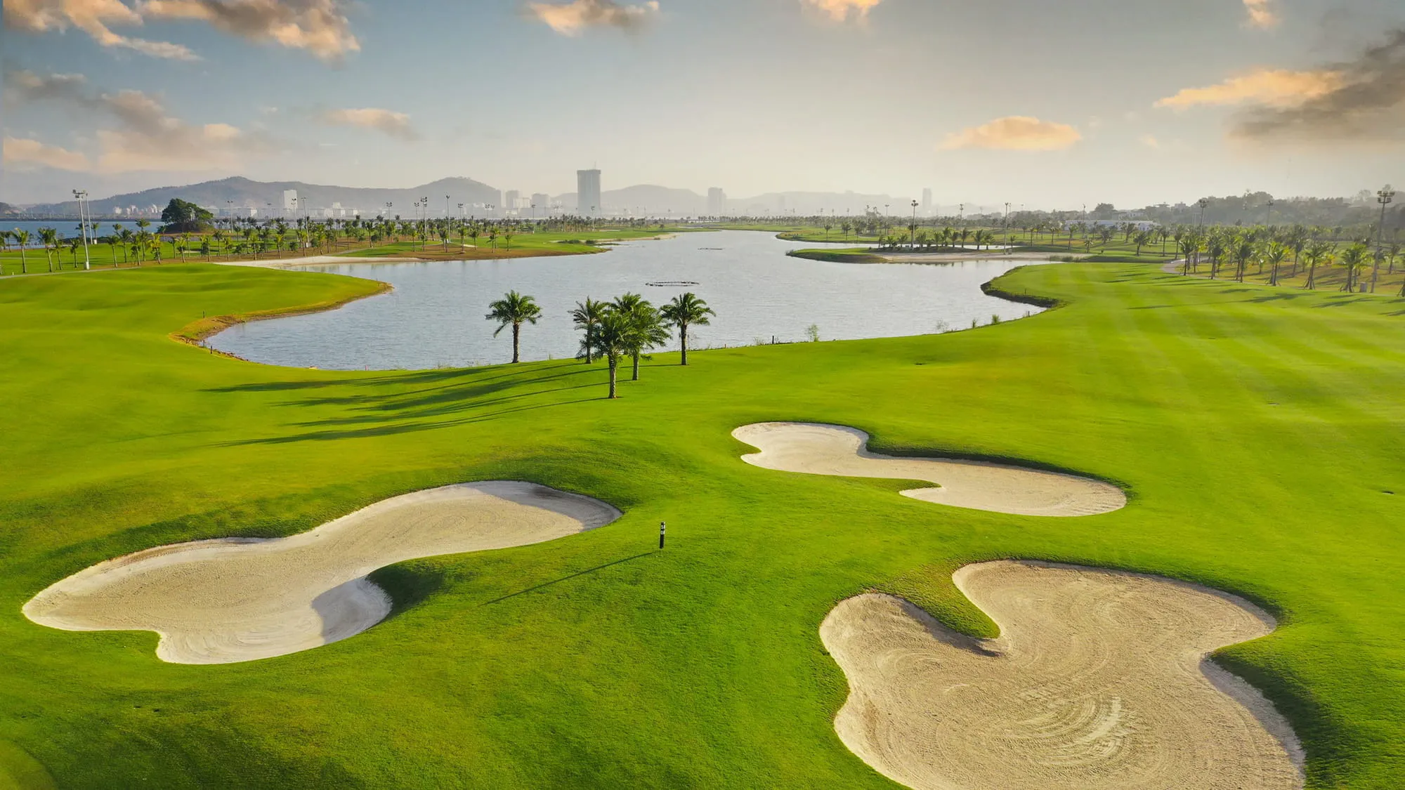 Kinh nghiệm kết hợp nghỉ dưỡng InterContinental và chơi Golf tại Hạ Long