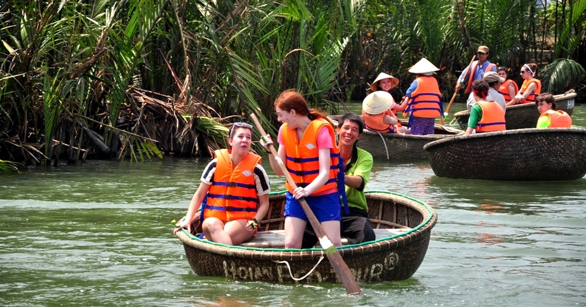 Trai-nghiem-cheo-thuyen-thung-–-Net-duyen-dang-cua-ngu-dan-Viet