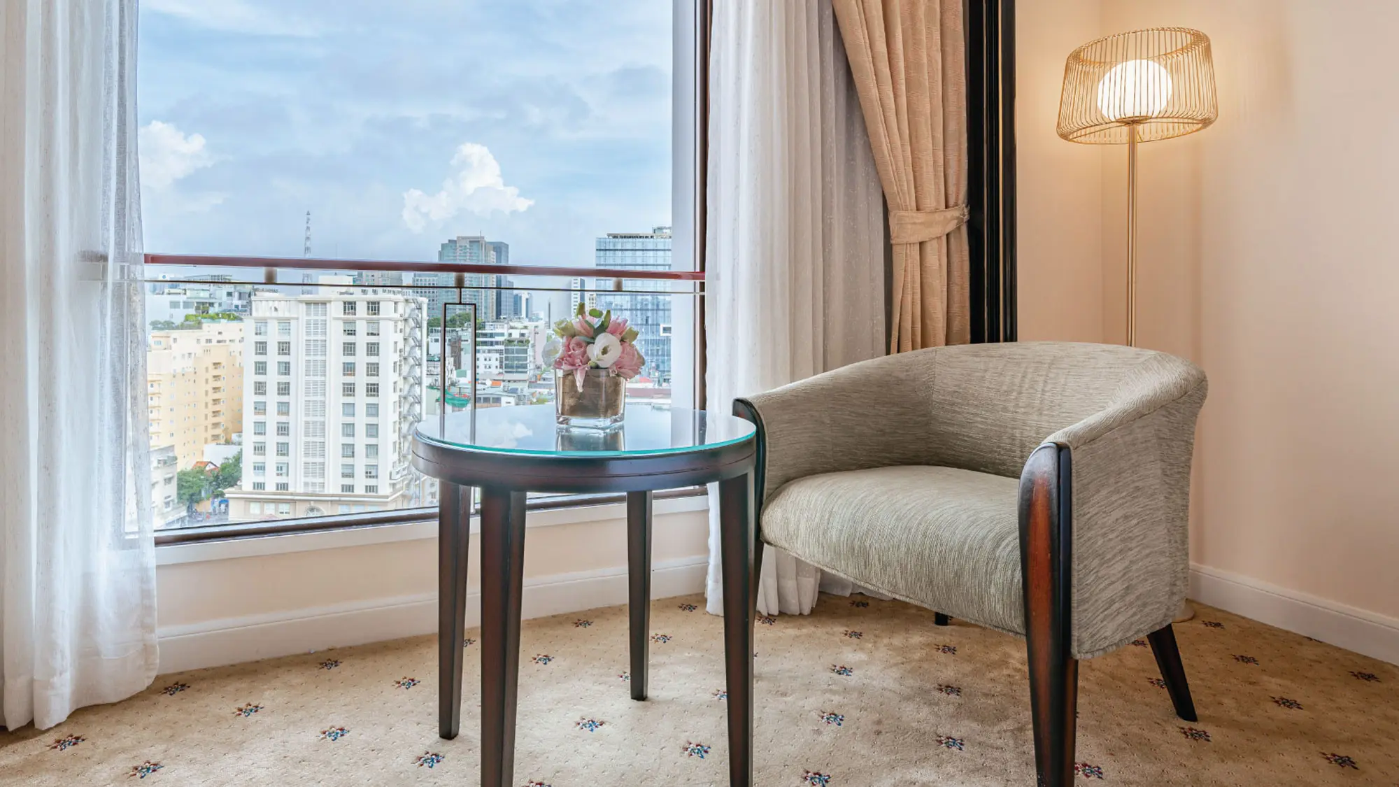 Hang-phong-Deluxe-City-View-–-Tieu-chuan-sang-trong-huong-pho