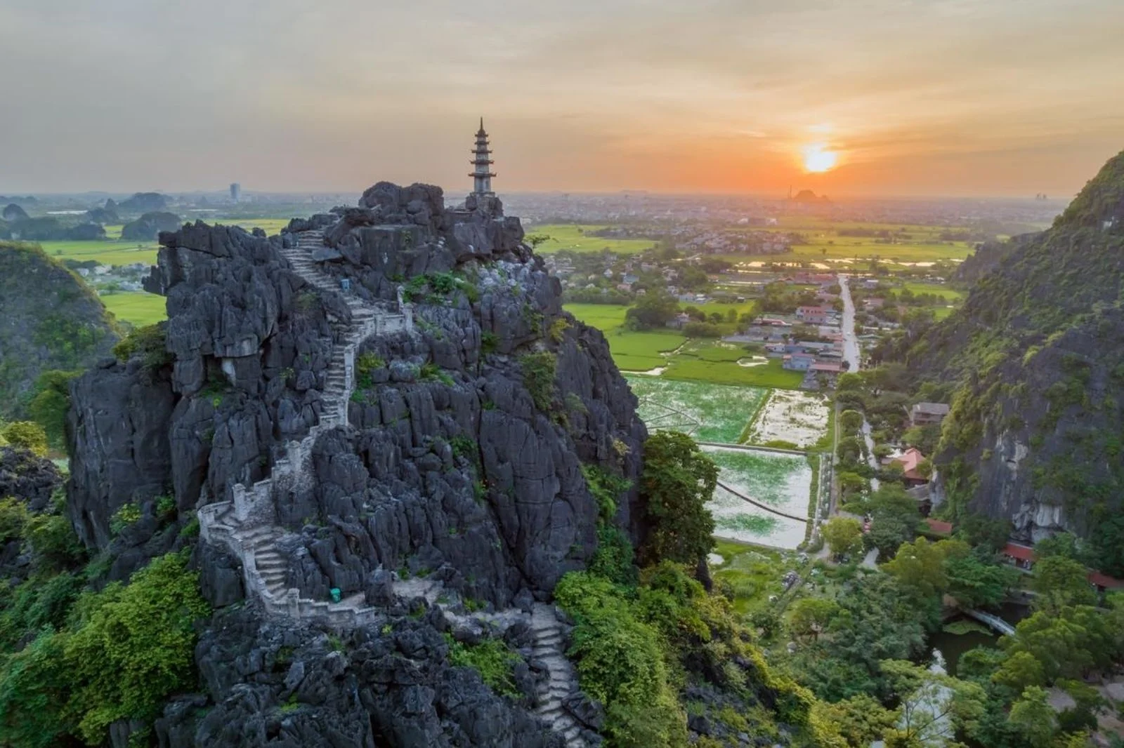 7h00-8h00-Chinh-phuc-500-bac-da-len-dinh-nui-Ngoa-Long