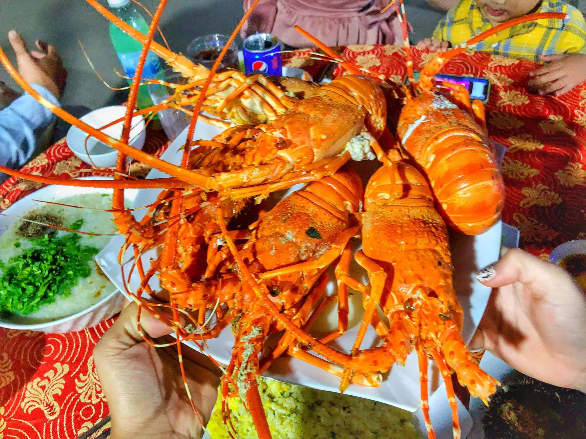tom-hum-binh-hung-linh-hon-am-thuc-cua-dao-gia-bao-nhieu-la-chuan