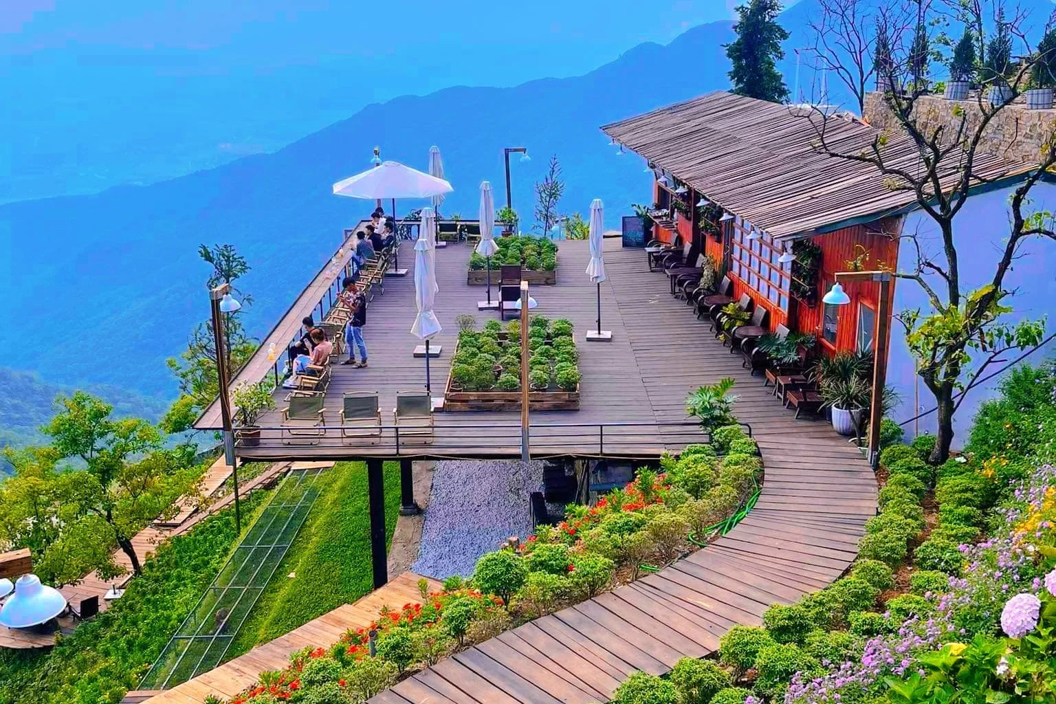 Cac-quan-ca-phe-san-thuong-view-toan-canh-trung-tam