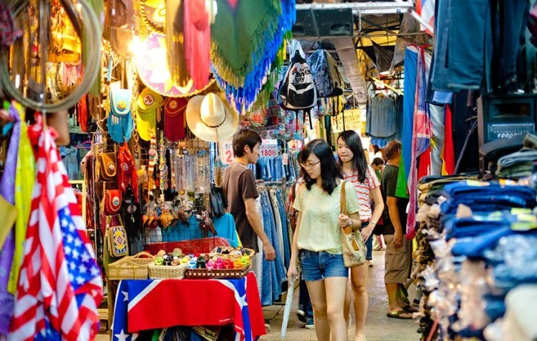 cho-dia-phuong-va-cac-quan-cafe-ven-duong-lang-1