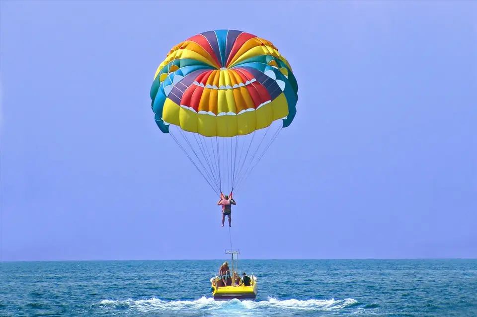 Bay-luon-giua-tang-khong-voi-du-bay-Parasailing