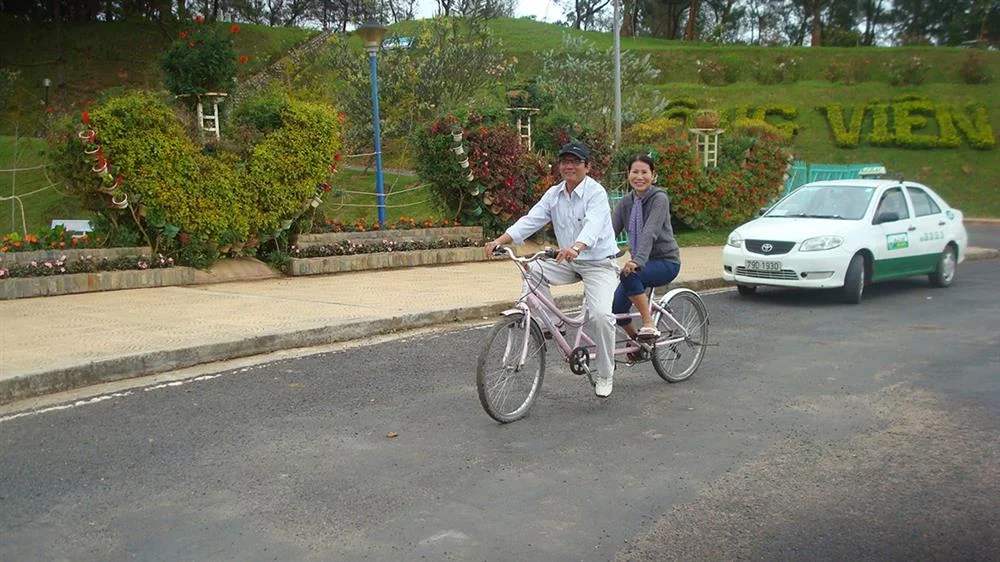 dap-xe-quanh-ho-xuan-huong