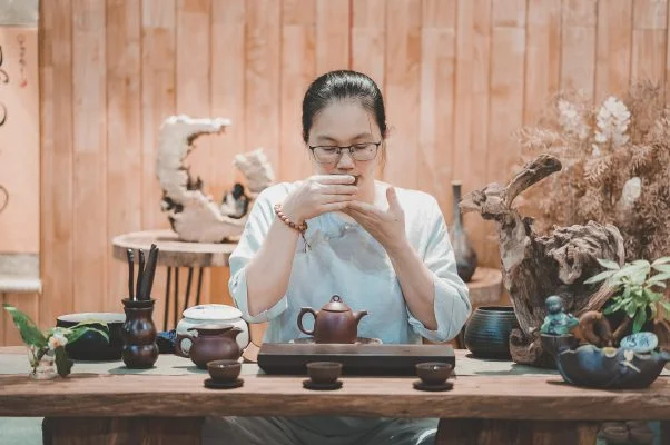 Trai-nghiem-tra-dao-va-thuc-qua-ban-dia-ngay-tai-phong