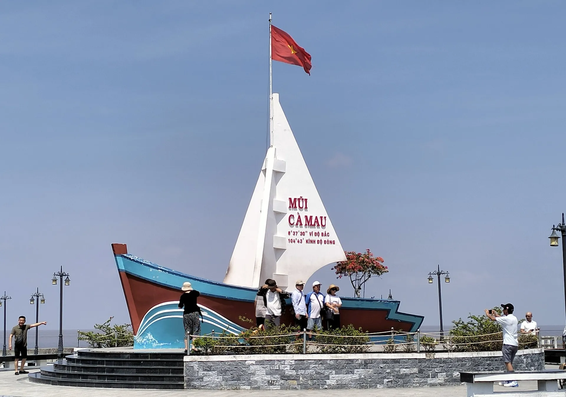 bieu-tuong-mui-tau-ca-mau-huong-ra-bien-lon
