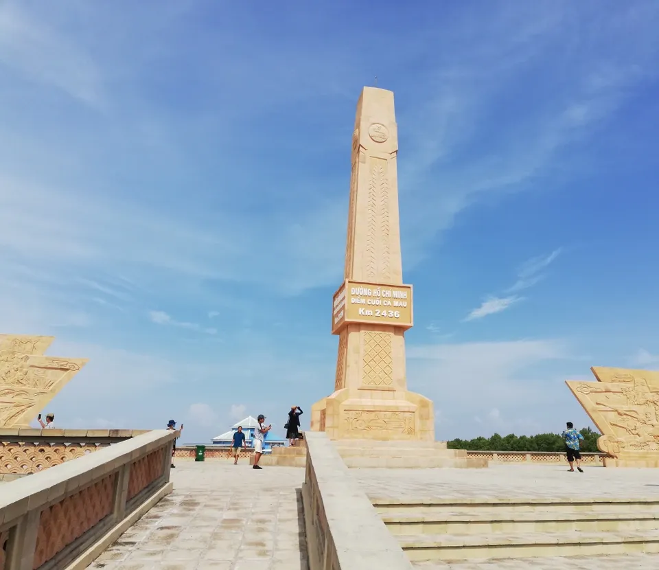 cot-moc-duong-ho-chi-minh-diem-cuoi-ca-mau