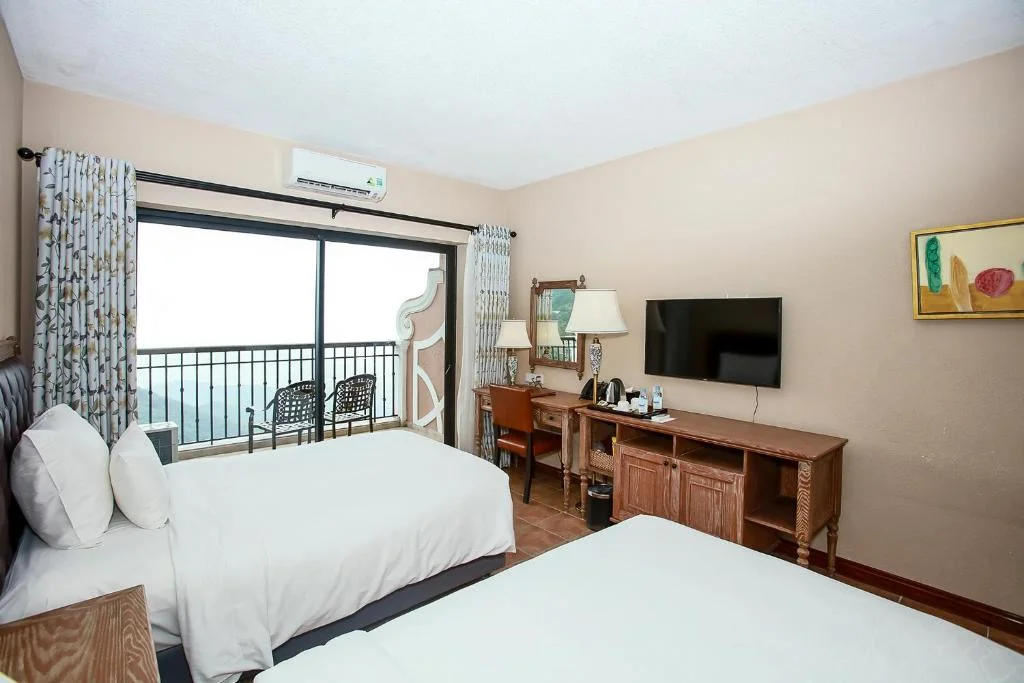 Hang-phong-Deluxe-Mountain-View-–-San-may-ngay-tai-ban-cong