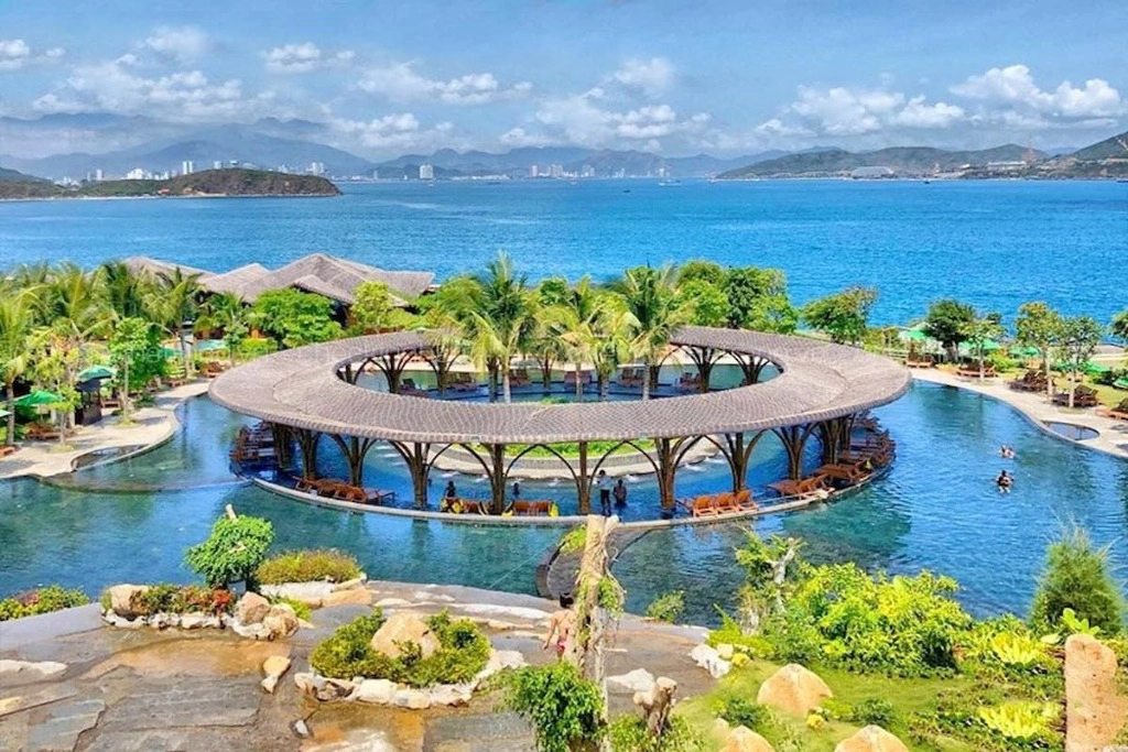 Thu-gian-tai-ho-boi-vo-cuc-va-thac-nuoc-khoang-hung-vi