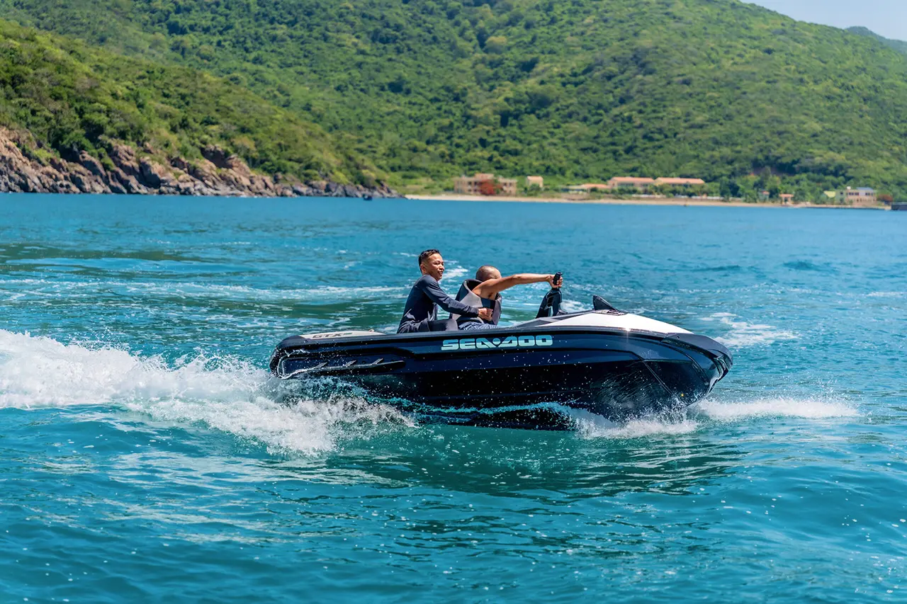 Mo-to-nuoc-Jet-ski-–-Chinh-phuc-toc-do-tren-nhung-con-song