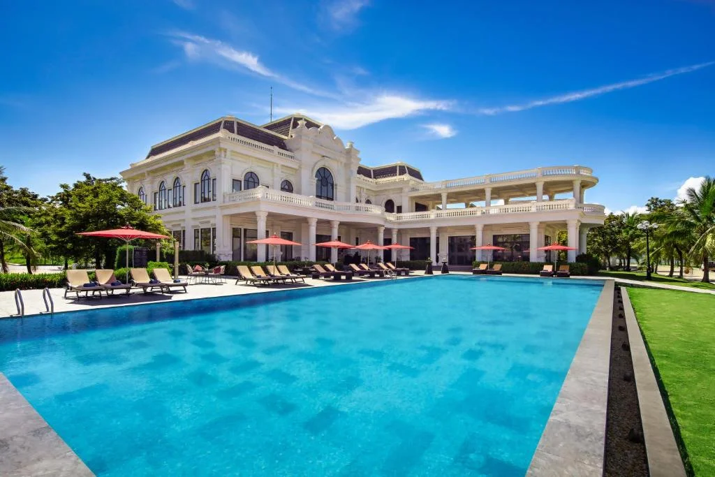 Khach-san-Paradise-Suites-Ha-Long-be-boi-1