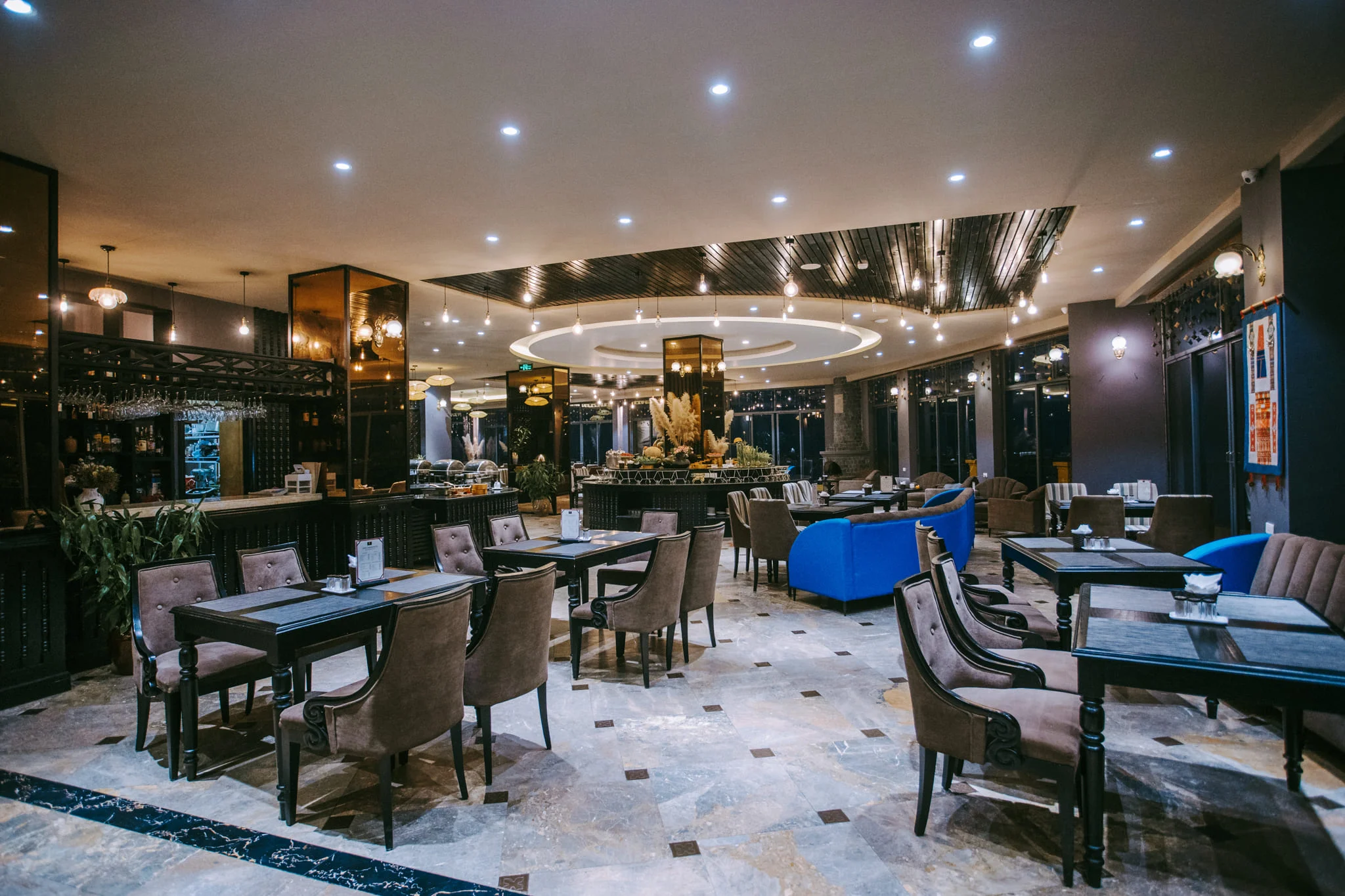 khong-gian-va-tam-nhin-panorama-dat-gia-cua-nha-hang-buffet-sang-tai-tang-9-co-gi-dac-biet-1