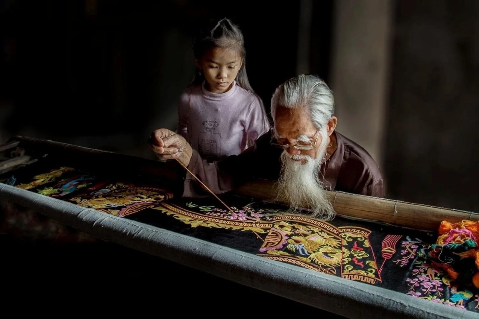 lam-do-thu-cong-va-theu-ren-truyen-thong