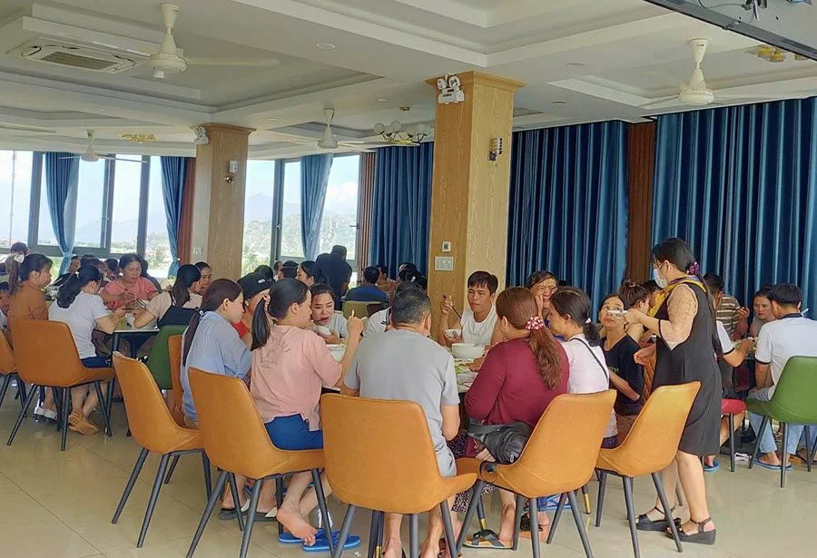 Nha-Hang-Hai-San-Thuy-Tien-–-Khong-gian-rong-rai-cho-doan-dong