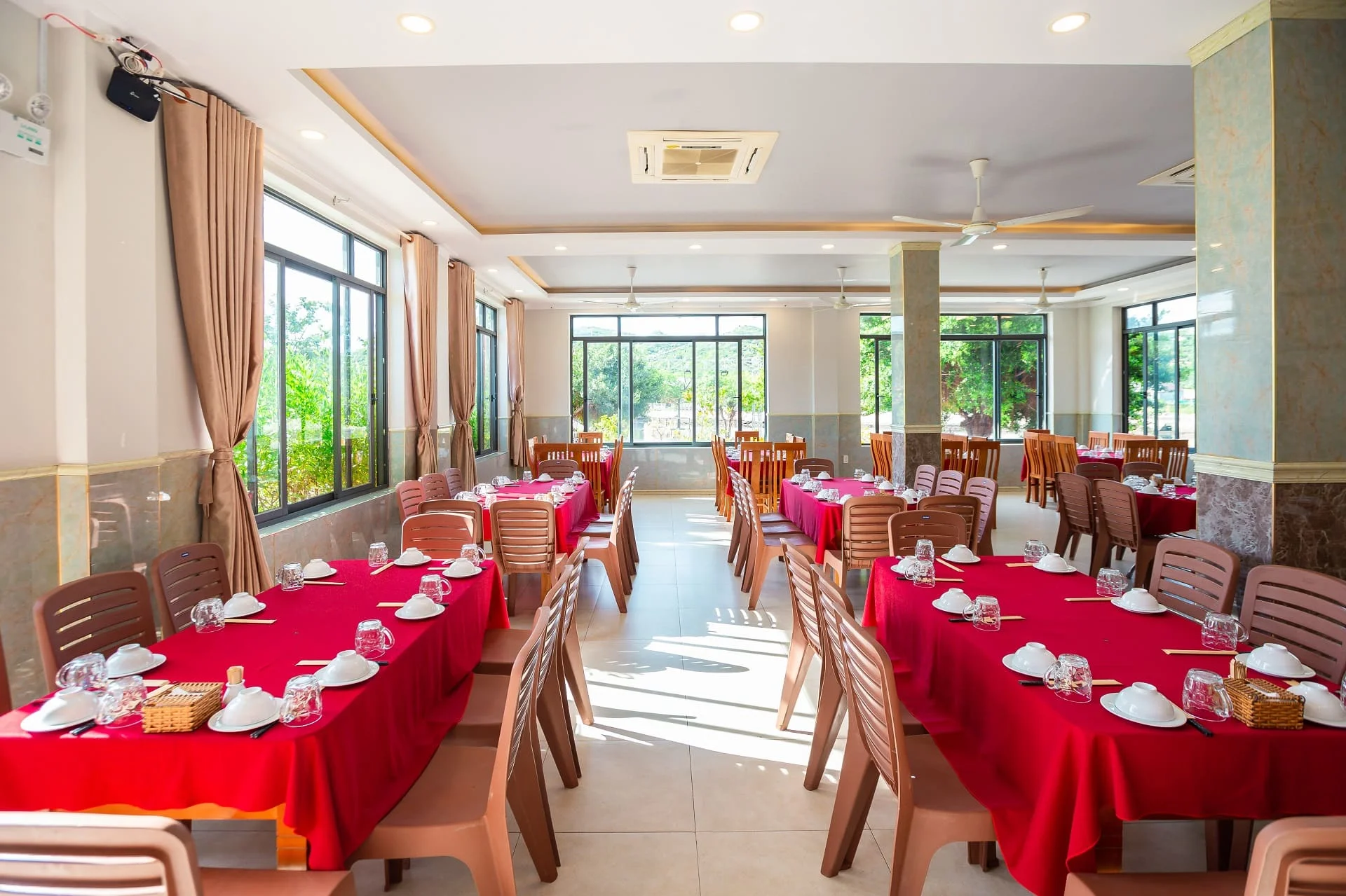 Nha-Hang-Vinh-Hy-–-Dac-san-tuoi-ngon-va-che-bien-tinh-te (1)