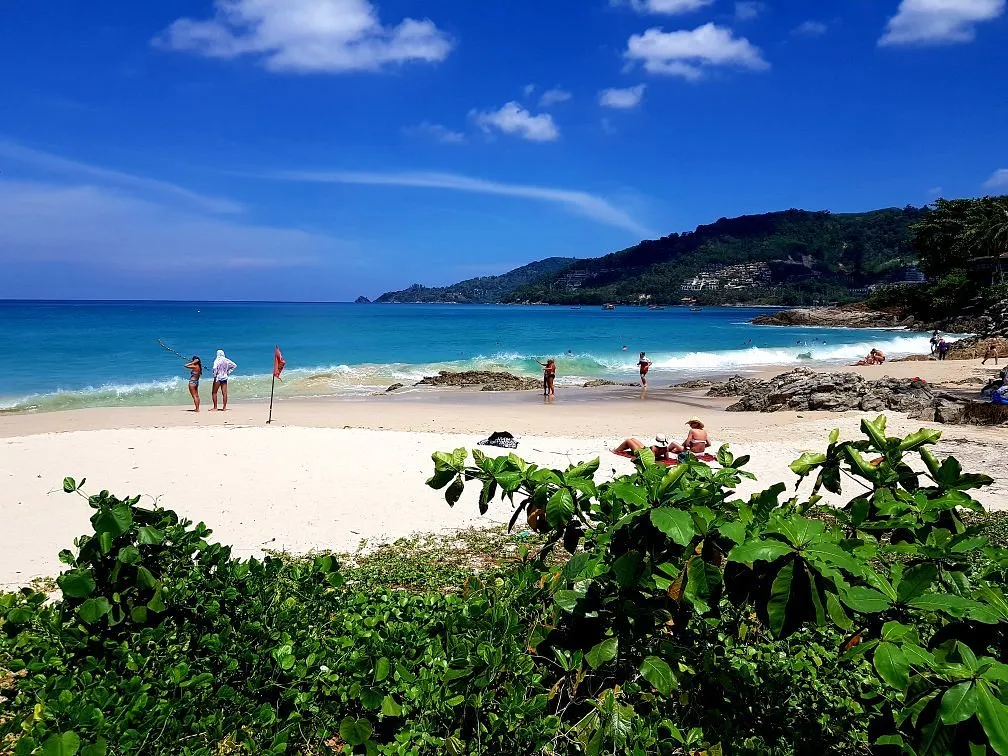 cang-bien-ky-vi-patong-bay-phuket