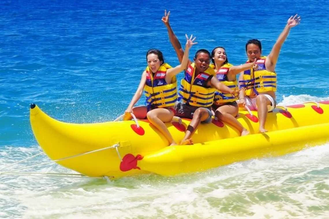 Phao-chuoi-Banana-Boat-–-Tro-choi-gan-ket-tinh-than-dong-doi