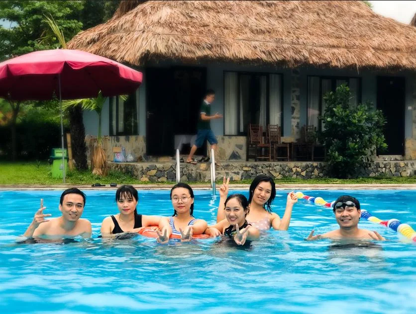 Lần đầu đi Pool Party nên mặc gì và ứng xử thế nào để vừa quyến rũ vừa không bị "kém duyên"?