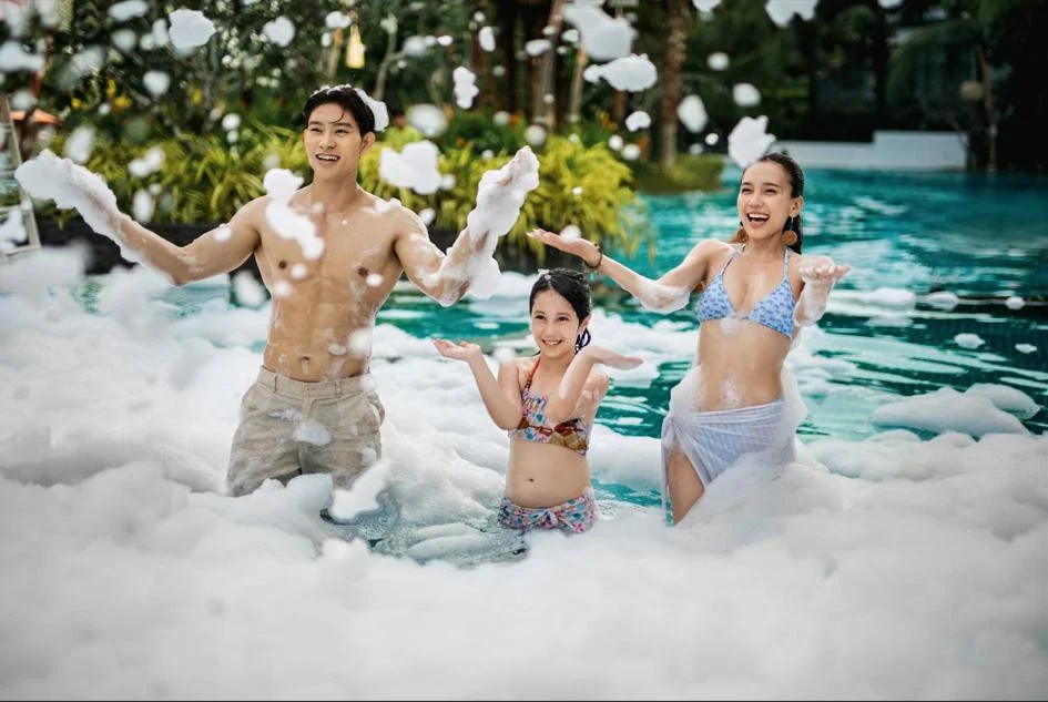 Lần đầu đi Pool Party nên mặc gì và ứng xử thế nào để vừa quyến rũ vừa không bị "kém duyên"?