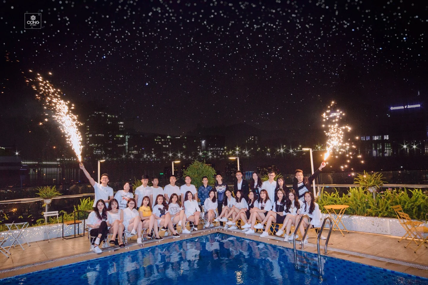 Lần đầu đi Pool Party nên mặc gì và ứng xử thế nào để vừa quyến rũ vừa không bị "kém duyên"?
