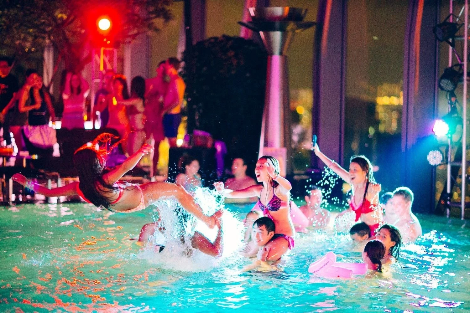 Thực đơn Pool Party: Những món ăn vừa ngon vừa giúp khách mời giữ được hình ảnh "sang chảnh" ngay cả khi đang ở dưới nước