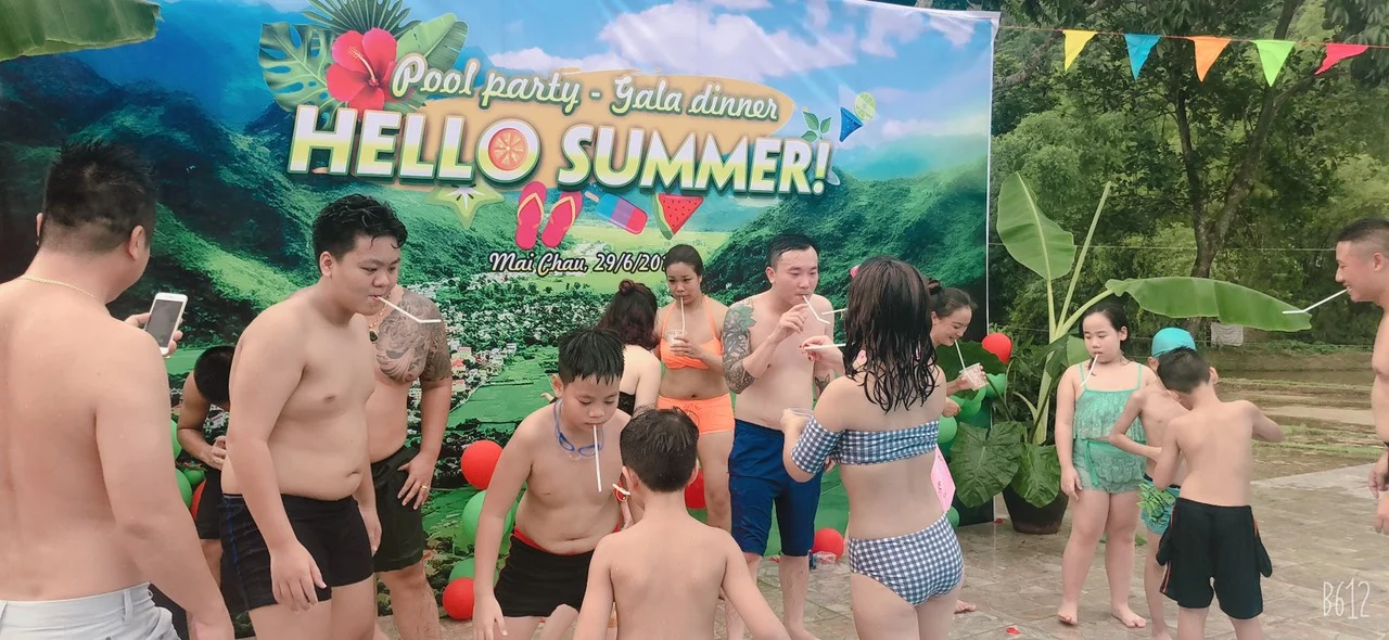 Lần đầu đi Pool Party nên mặc gì và ứng xử thế nào để vừa quyến rũ vừa không bị "kém duyên"?