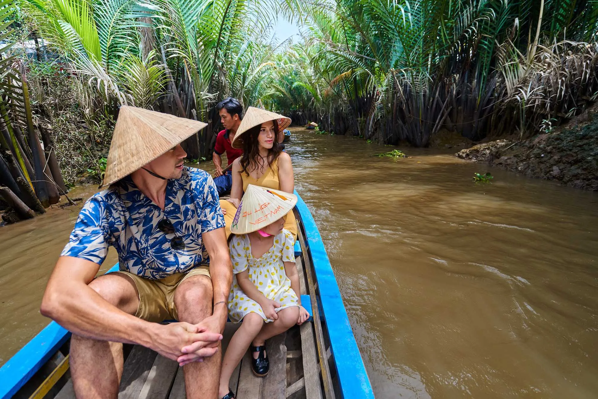 cheo-xuong-ba-la-len-loi-xuyen-qua-me-cung-dua-nuoc