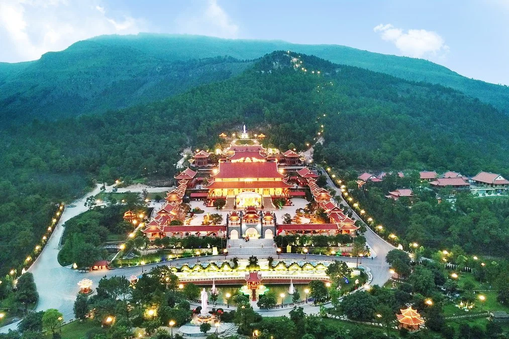 Tour-Yen-Tu-chua-ba-vang-Vietmountain-Travel4