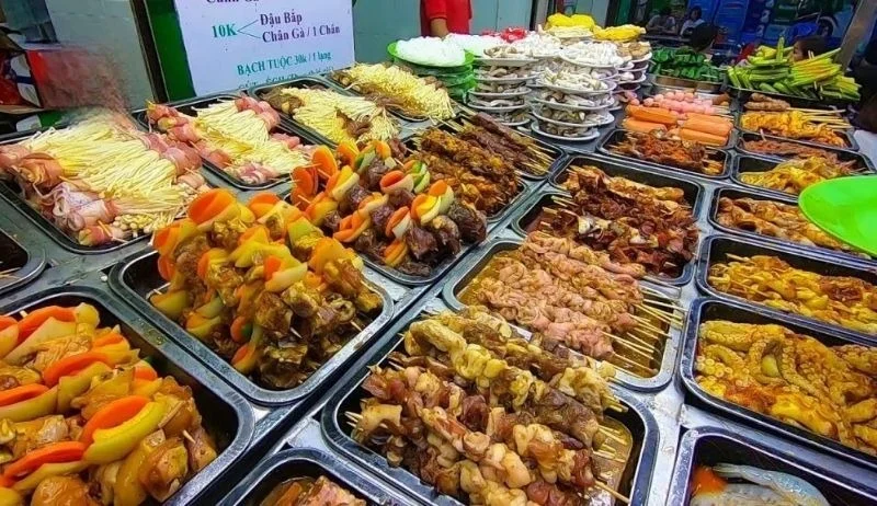Trai-nghiem-do-nuong-via-he-tai-khu-vuc-quang-truong