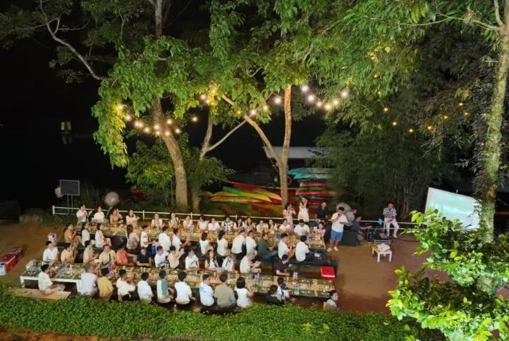 So sánh trải nghiệm Teambuilding bãi biển và Teambuilding vùng núi: Địa hình nào thực sự tối ưu cho mục tiêu của bạn?