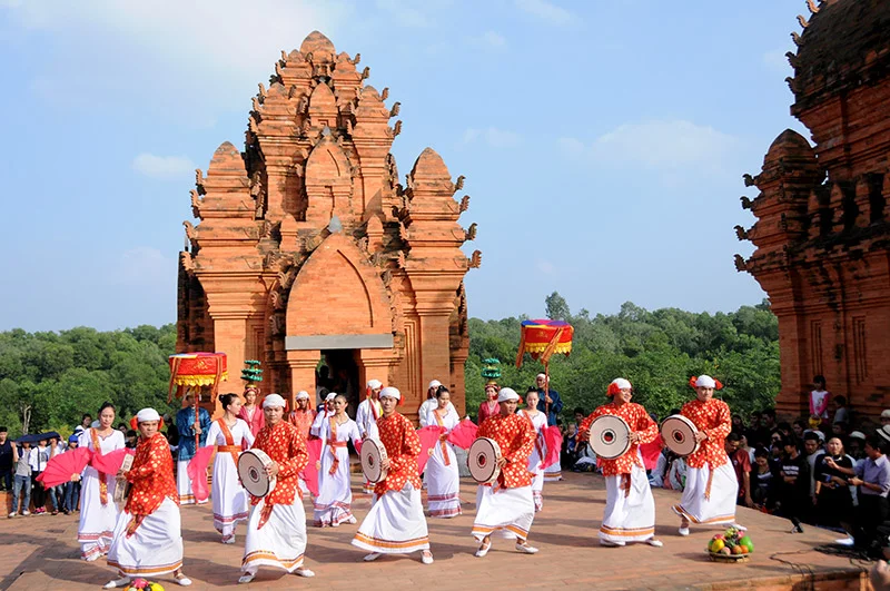 2-vu-dieu-ben-den-thap-co