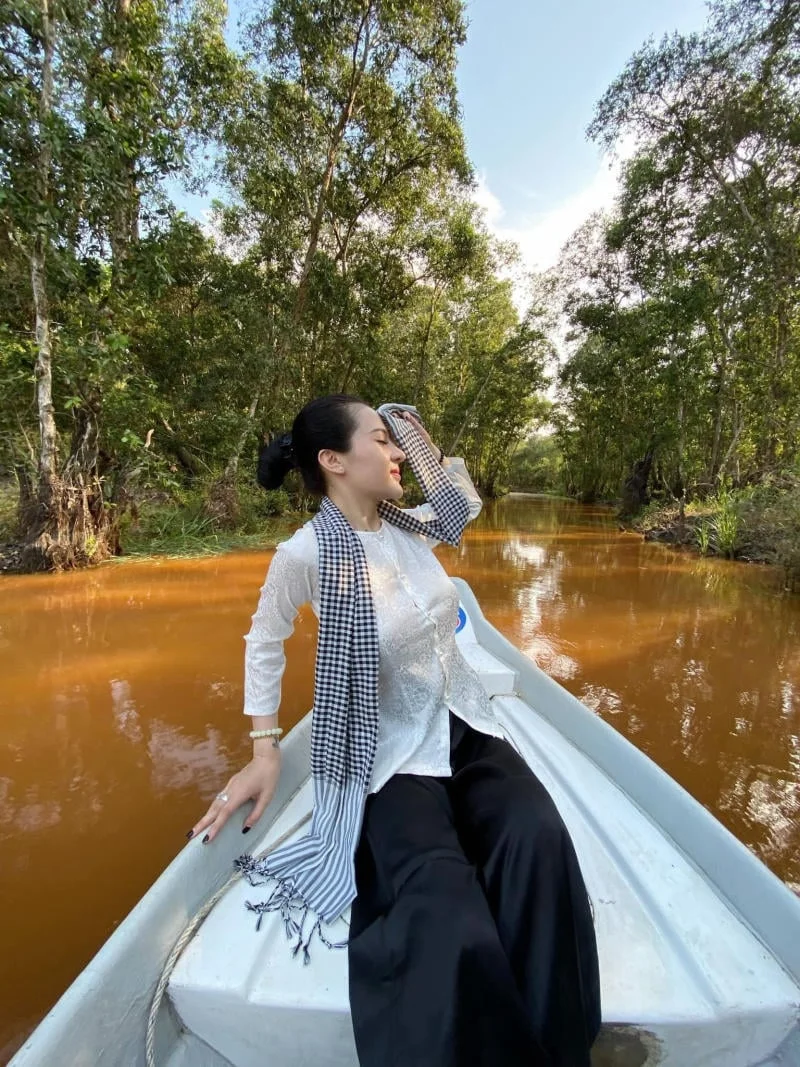 Đi tour miền Tây sông nước nên mặc gì? Gợi ý trang phục vừa lên hình "thơ" vừa không lo muỗi đốt, sình lầy