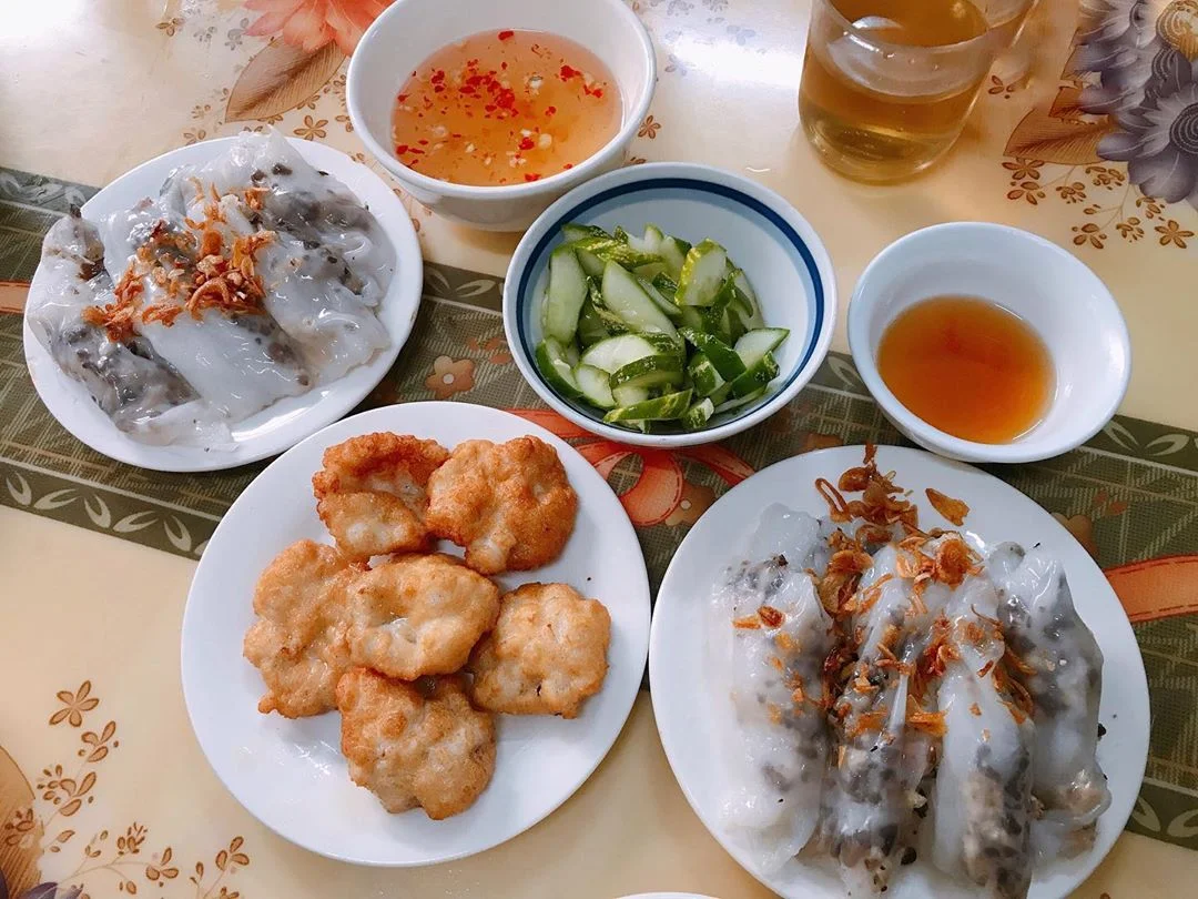 banh-cuon-cha-muc-1
