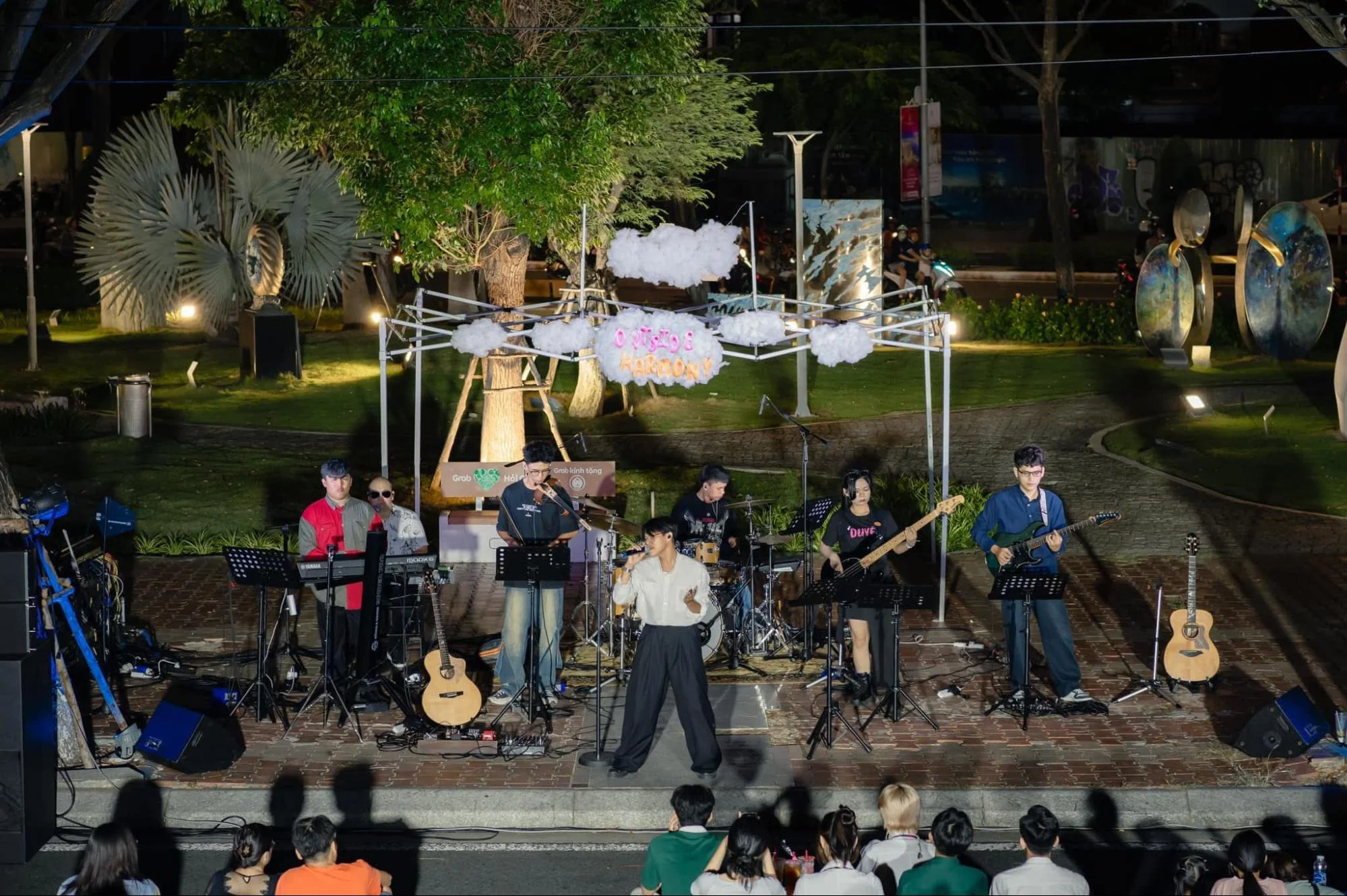 Bieu-dien-nhac-acoustic-va-khieu-vu-soi-dong-tai-pho-di-bo-Bach-Dang