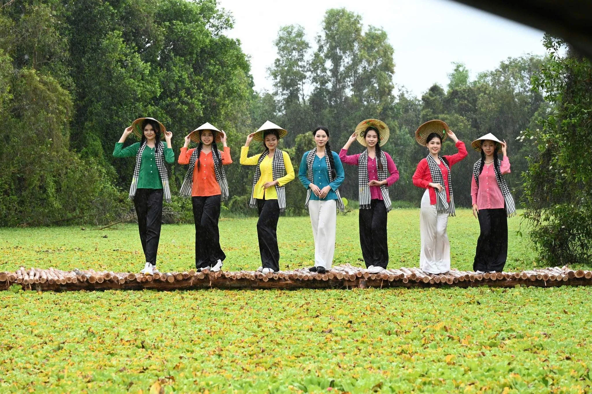 Đi tour miền Tây sông nước nên mặc gì? Gợi ý trang phục vừa lên hình "thơ" vừa không lo muỗi đốt, sình lầy