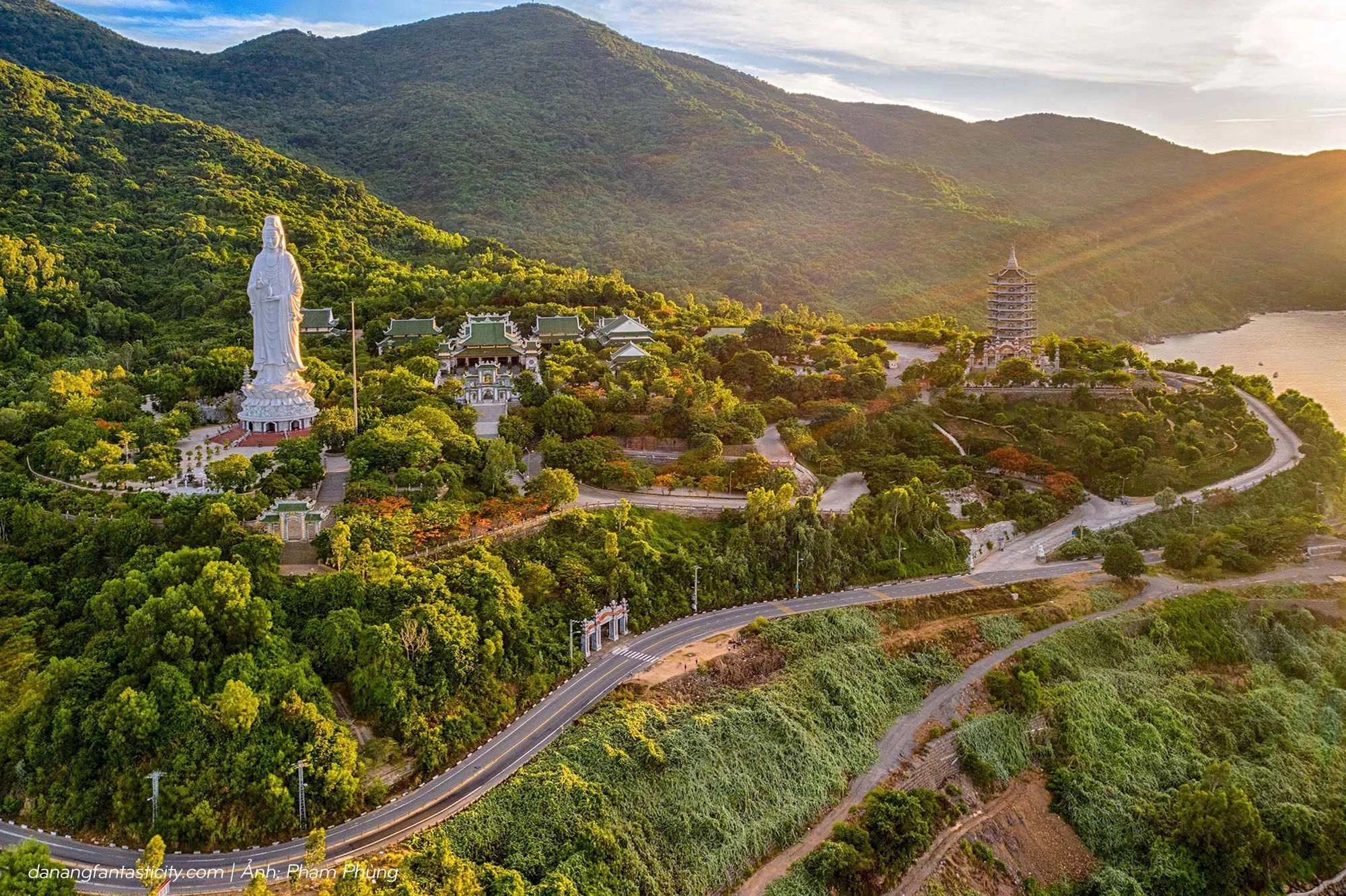 chua-linh-ung-chon-binh-yen-giua-long-da-nang-06