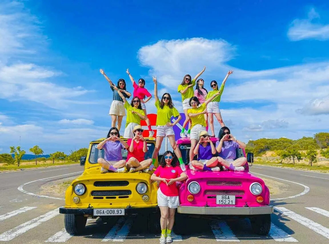 chup-hinh-song-ao-voi-xe-jeep-mui-ne-bui-gia-travel