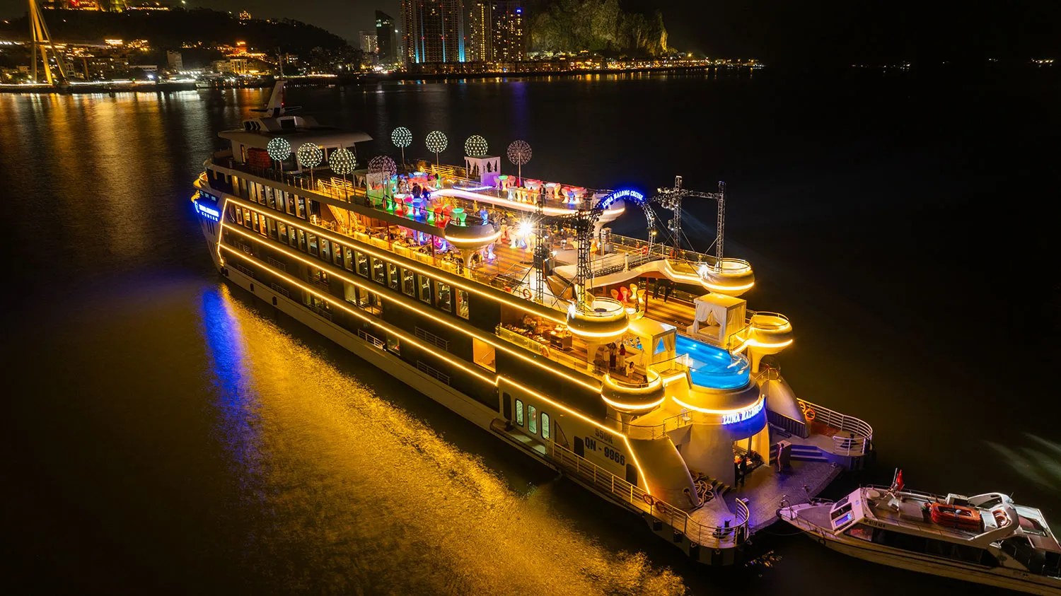 lich-trinh-chi-tiet-hai-trinh-tiec-toi-tren-sieu-du-thuyen-luna-dinner-ra-sao