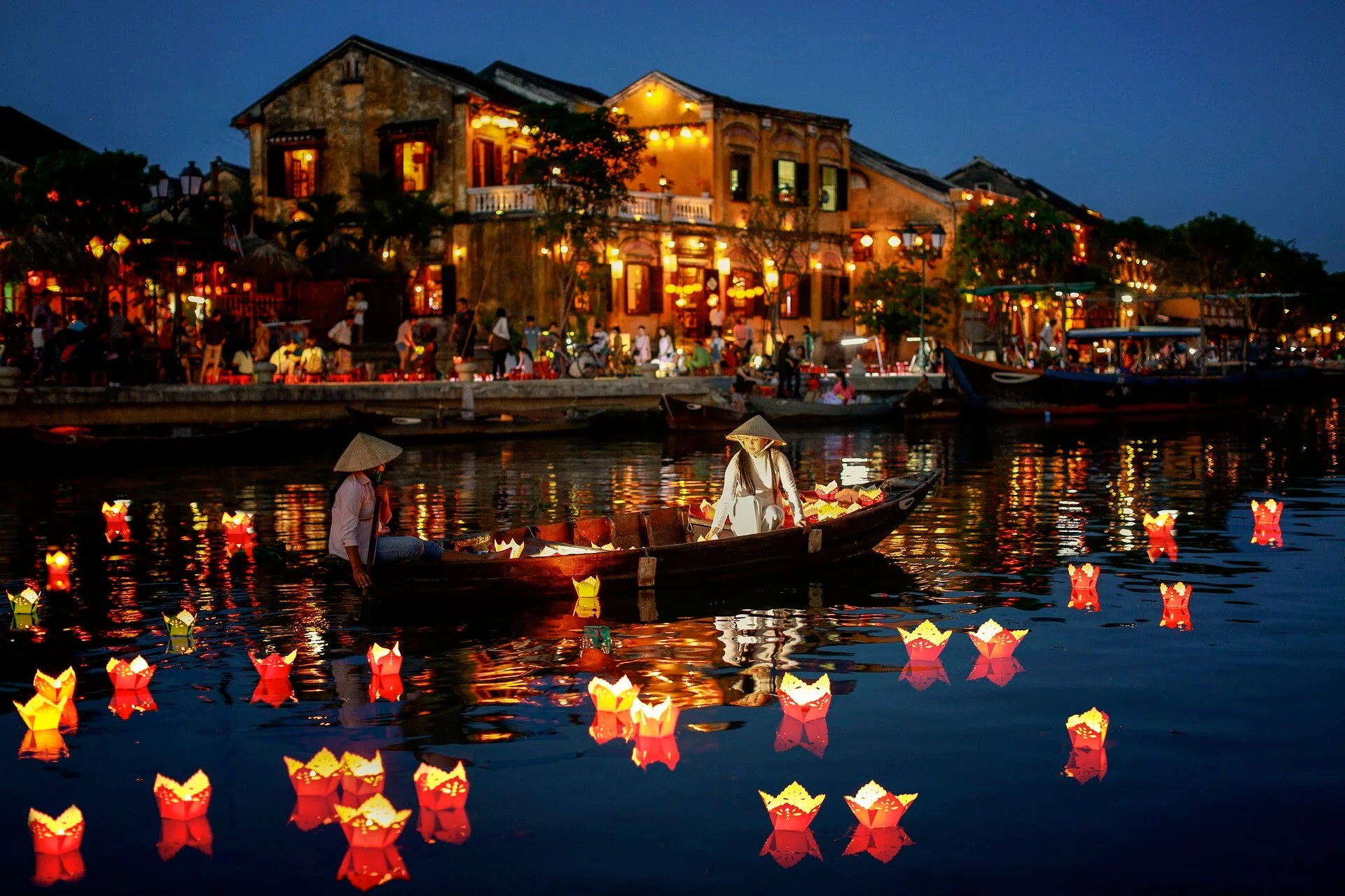 hoi-an-lantern-boat
