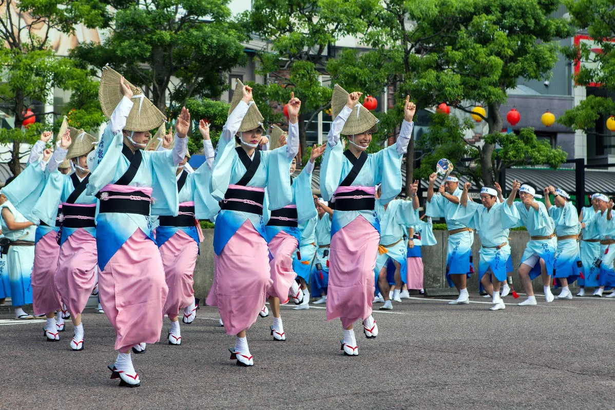 hoa-minh-vao-khong-khi-vu-dieu-obon-soi-dong-trong-thang-8