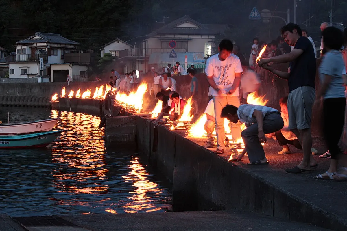 chiem-nguong-le-dang-lua-kyoto-gozan-okuribi-tien-biet-linh-hon