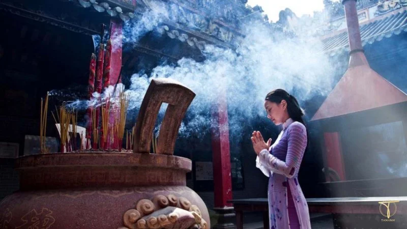 mac-ao-dai-di-chua