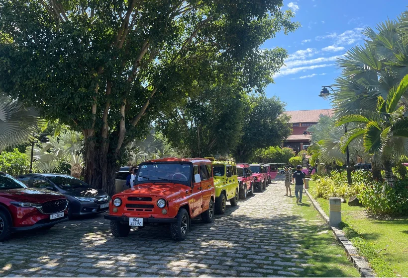 mui-ne-jeep-tour---white-and-red-sand-dunes-phan-thiet-vietnam-2VKJb2gIHU-FiNIN8VWyYg